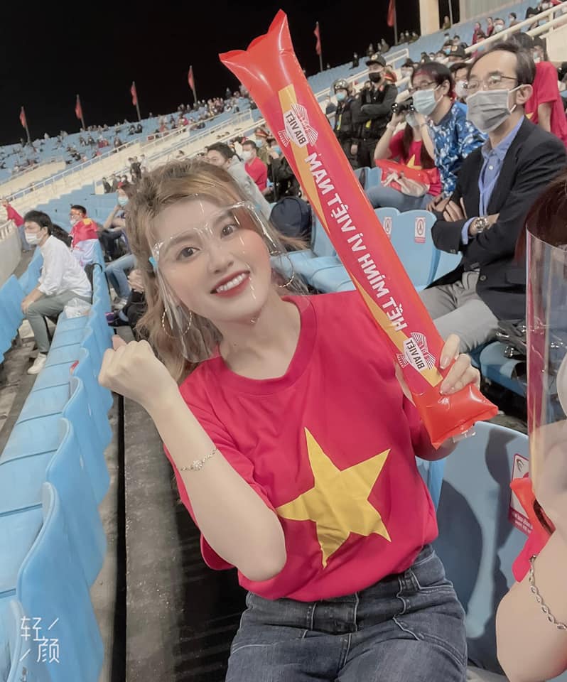 Một số cổ động viên nữ xinh đẹp trên khán đài trận đấu giữa Việt Nam - Nhật Bản