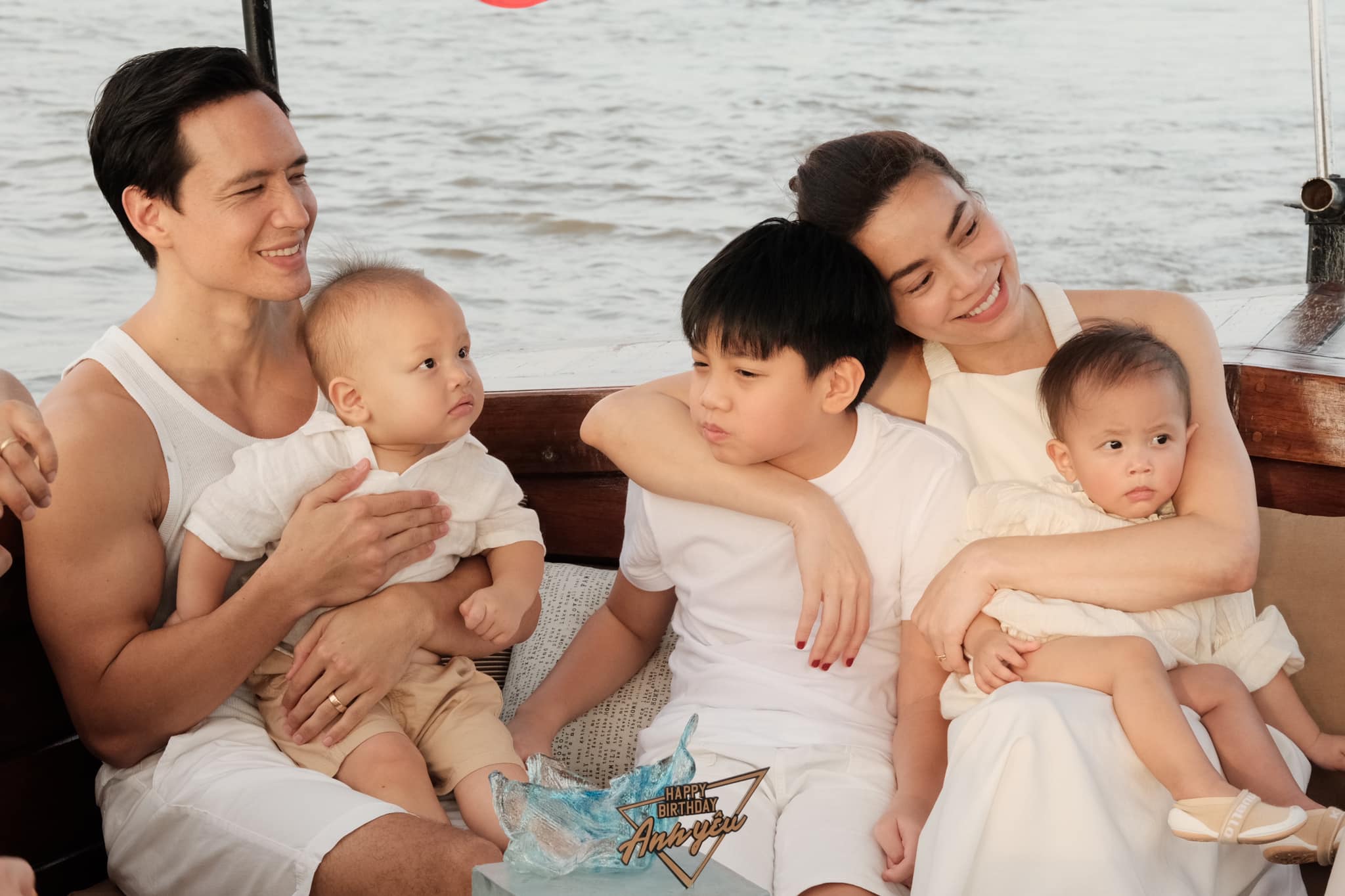 Hồ Ngọc Hà tổ chức sinh nhật Kim Lý trên du thuyền siêu sang, nhưng Leon lại chiếm 'spotlight' hơn cả bố - ảnh 4