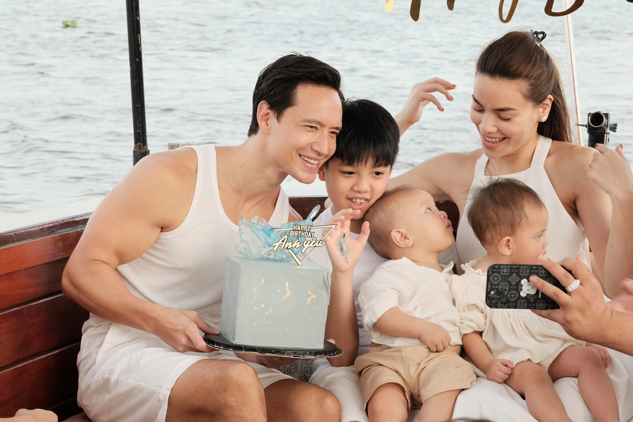 Gương mặt ngơ ngác của cậu bé như chưa hiểu chuyện gì đang xảy ra