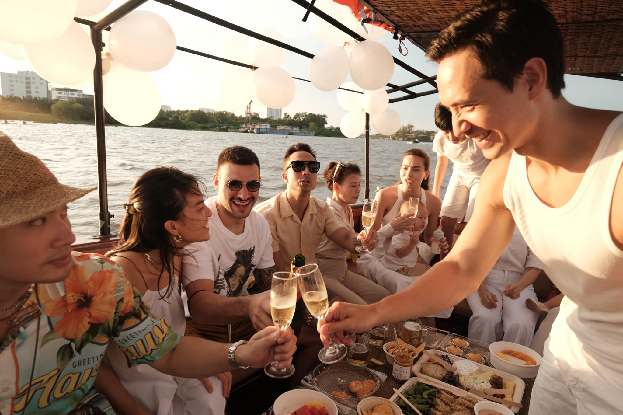 Nam diễn viên Kim Lý vui vẻ cùng gia đình và bạn bè nhân dịp đón tuổi mới