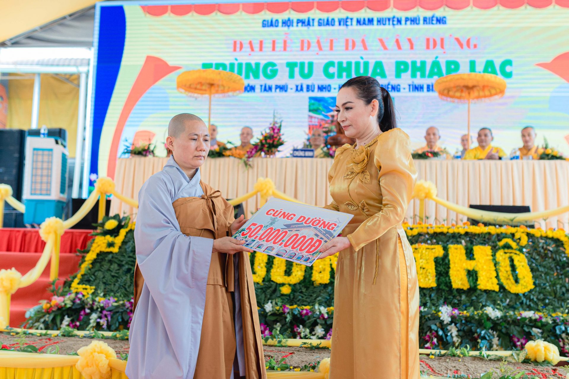 Sư cô Thích Nữ Minh Viên và cố ca sĩ Phi Nhung tại chùa Pháp Lạc