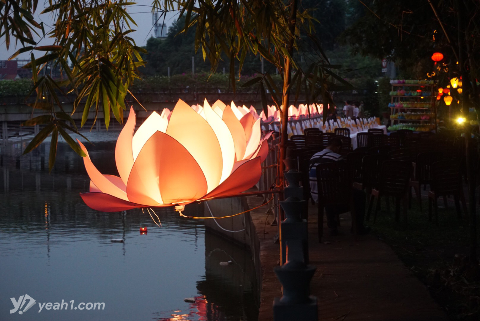 Khung cảnh xung quanh chùa Pháp Hoa vào tối diễn ra lễ tưởng niệm