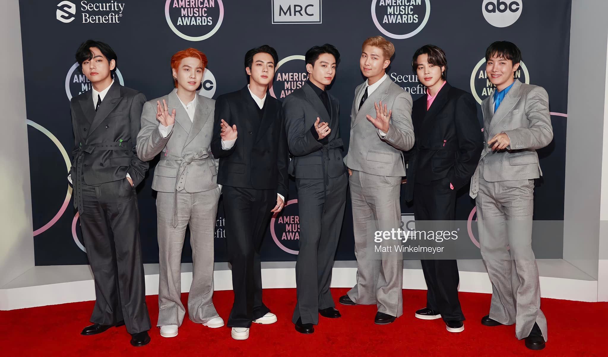 BTS trên thảm đỏ lễ trao giải American Music Awards 2021