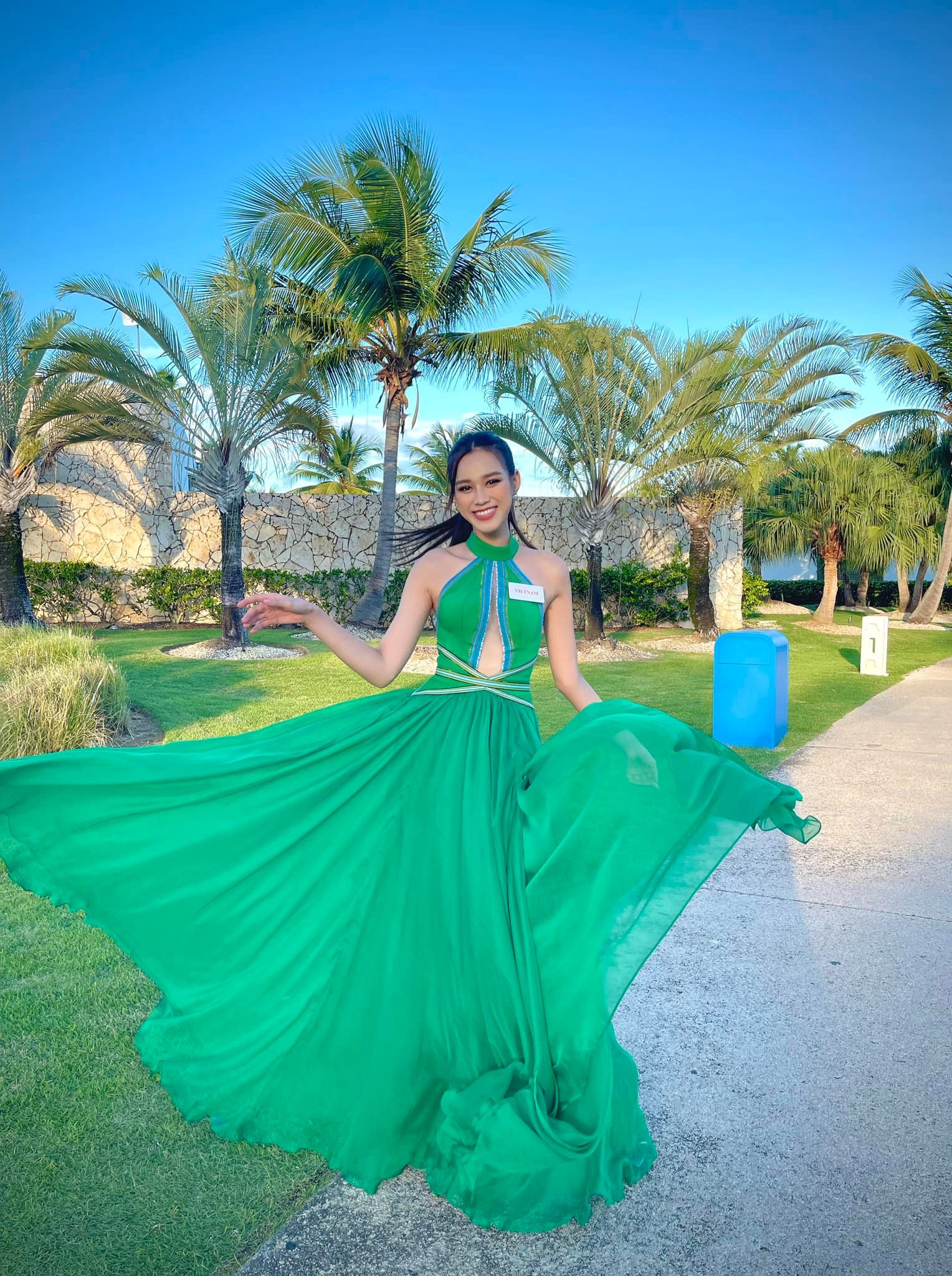 Loạt váy áo rực rỡ của Hoa hậu Đỗ Thị Hà sau 5 ngày đến Puerto Rico dự thi Miss World 2021 - ảnh 6
