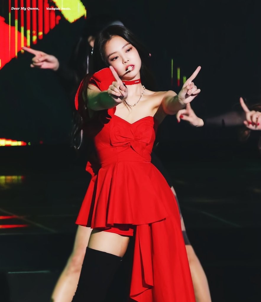 Sau tranh cãi hát live tại Mỹ, Chi Pu được cho mượn ý tưởng trang phục biểu diễn của Jennie (Black Pink)?