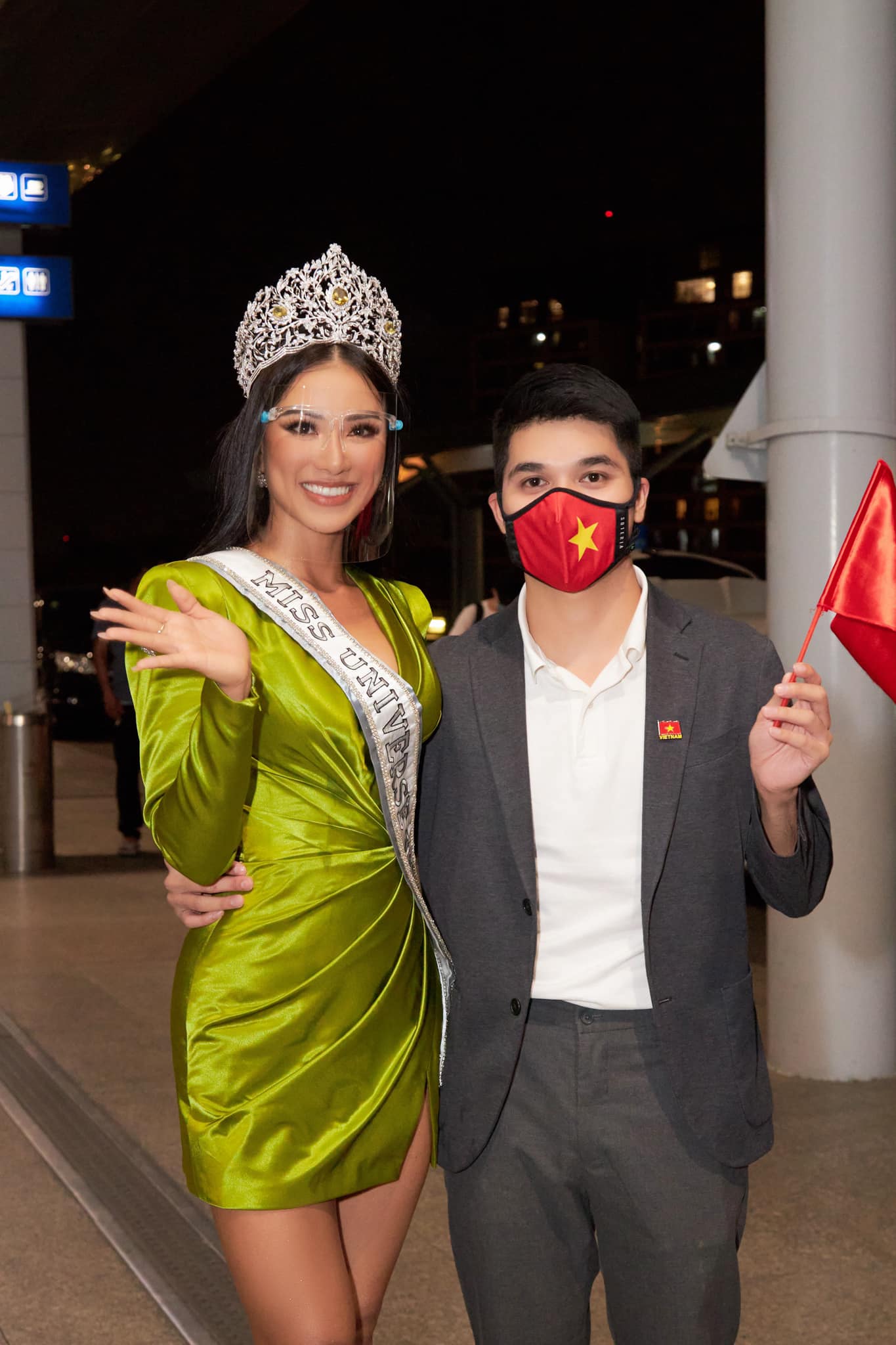 Mới đi thi Miss Universe 2021, Kim Duyên đã đụng hàng váy áo với loạt người đẹp