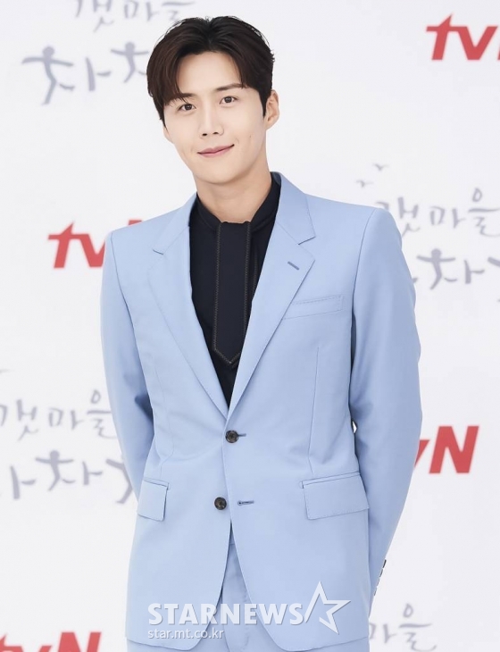 Nam diễn viên Kim Seon Ho không góp mặt tại AAA 2021 dù nhận giải 'Nam diễn viên được yêu thích nhất'