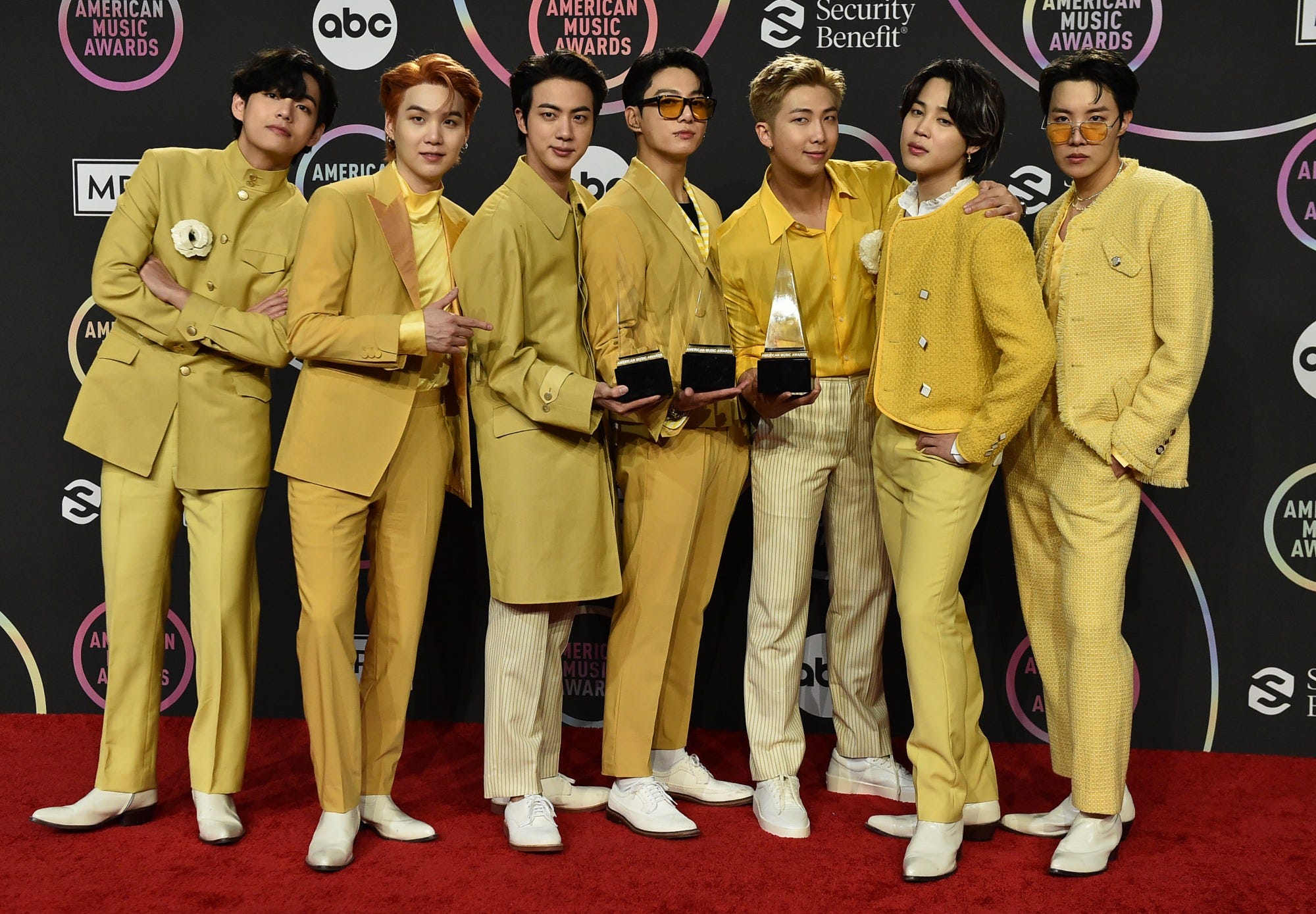 BTS giành 'cú ăn 3' tại lễ trao giải American Music Awards 2021