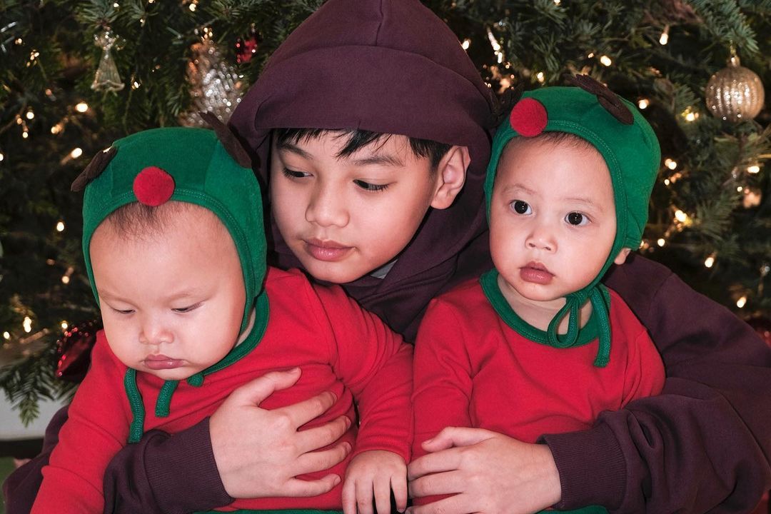 Bộ ba nhóc tì 'hót hòn họt' trên mạng xã hội trong phong cách Giáng sinh 