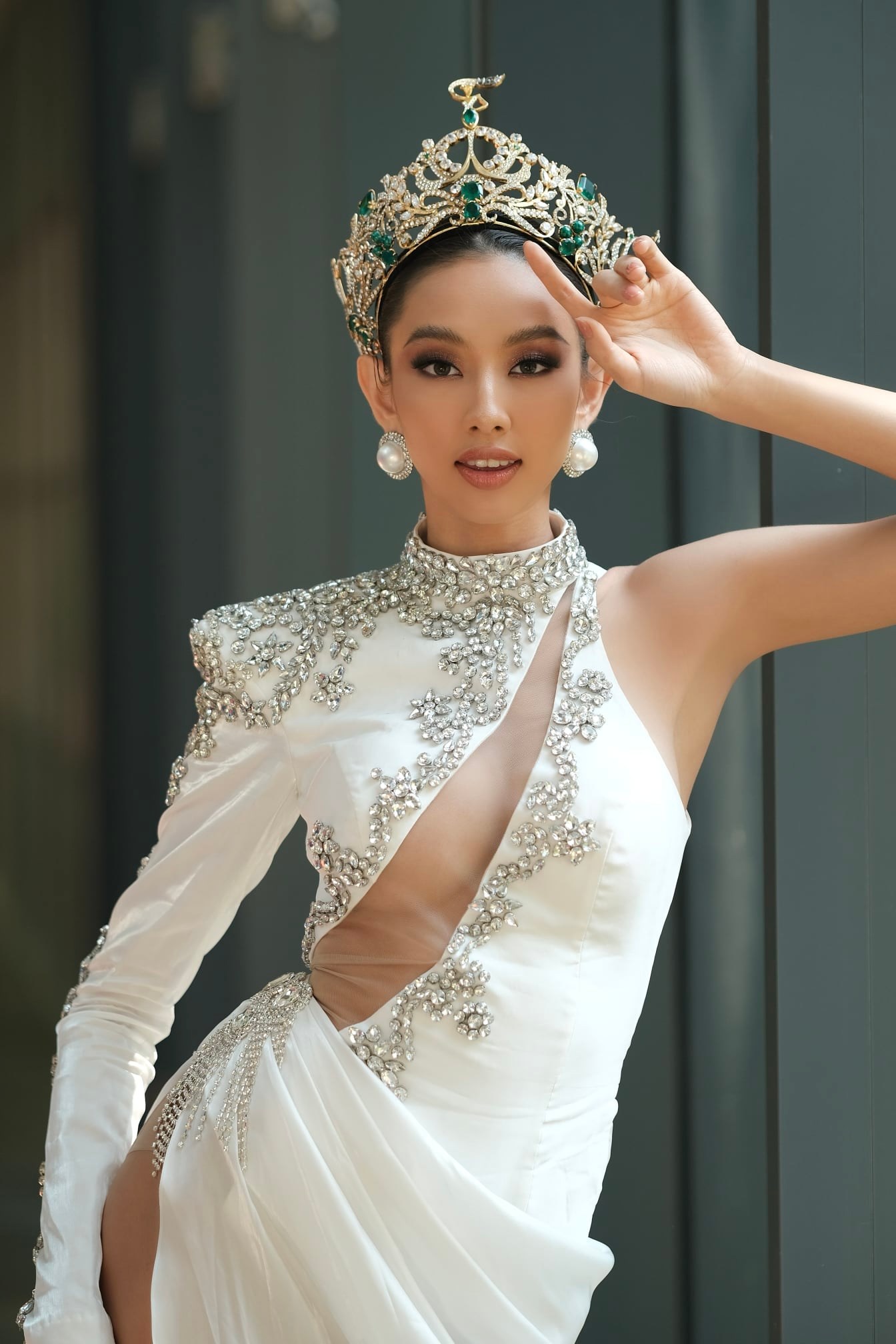 Loạt váy áo 'chặt chém' của Nguyễn Thúc Thuỳ Tiên sau khi đăng quang Miss Grand International 2021 - ảnh 6