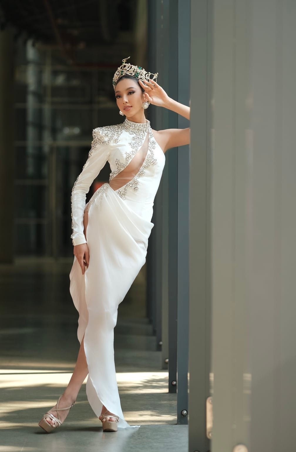 Chiếc váy được thiết kế rất tinh tế đến từ NTK Tăng Thành Công được Nguyễn Thúc Thuỳ Tiên diện trong buổi truyền thông thứ 2 sau chung kết