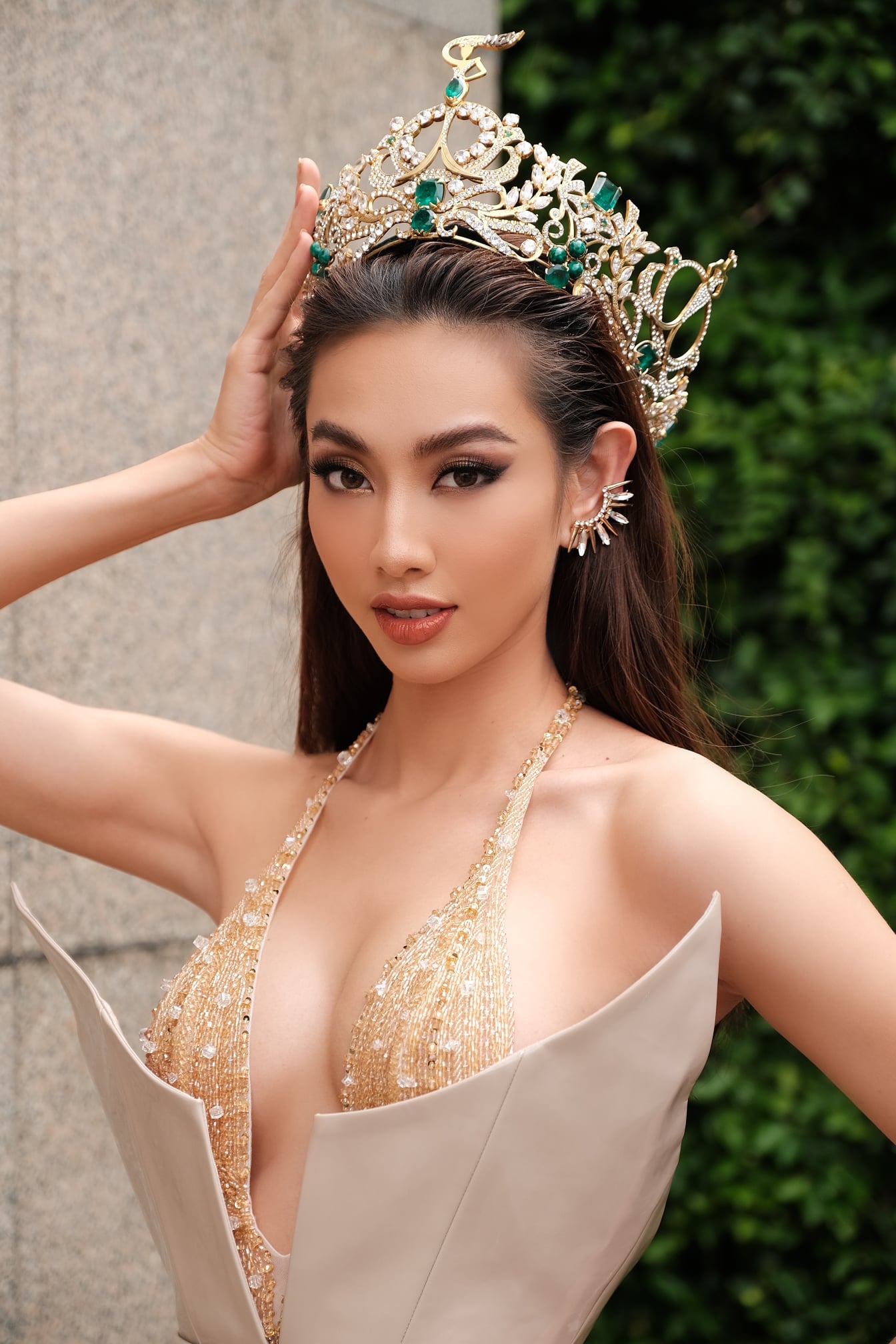 Loạt váy áo 'chặt chém' của Nguyễn Thúc Thuỳ Tiên sau khi đăng quang Miss Grand International 2021 - ảnh 8