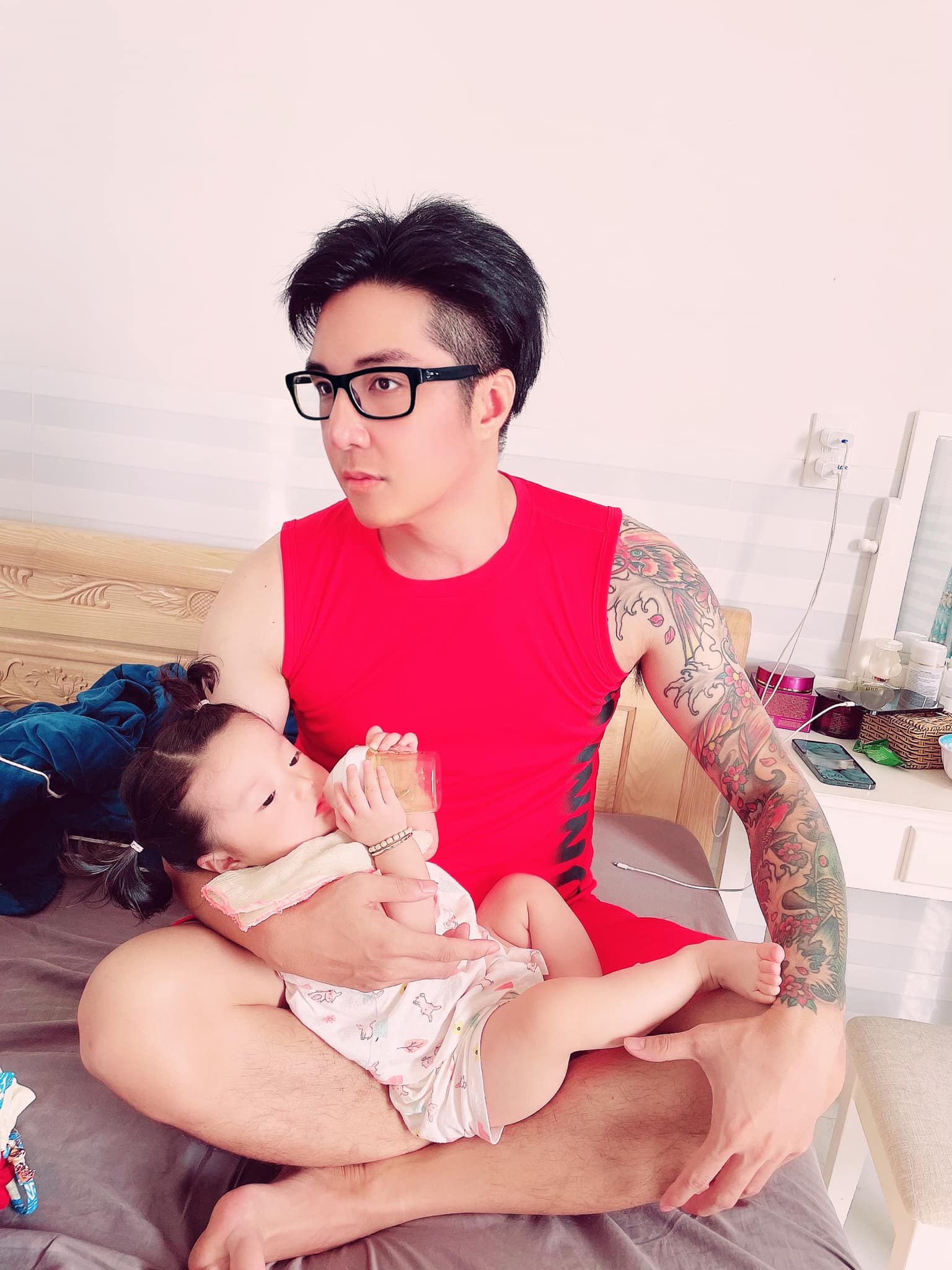Ca sĩ Lâm Chấn Khang hé lộ thời gian con gái chào đời, thương con vì 7 tháng phải ở quê vì dịch - ảnh 2