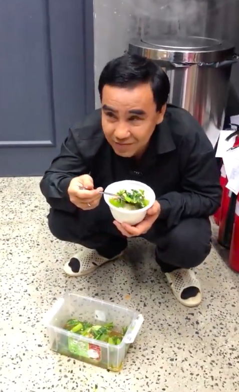 Khán giả thương MC Quyền Linh với bữa cơm toàn rau, ngồi một góc ăn vội để tiếp tục quay chương trình - ảnh 2