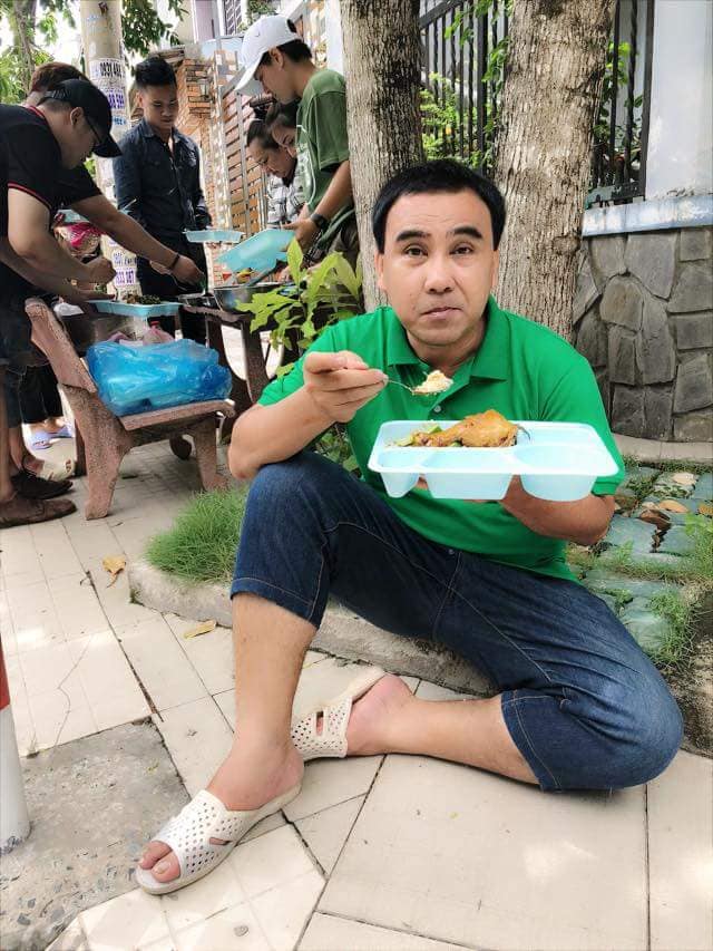 Khán giả thương MC Quyền Linh với bữa cơm toàn rau, ngồi một góc ăn vội để tiếp tục quay chương trình - ảnh 4