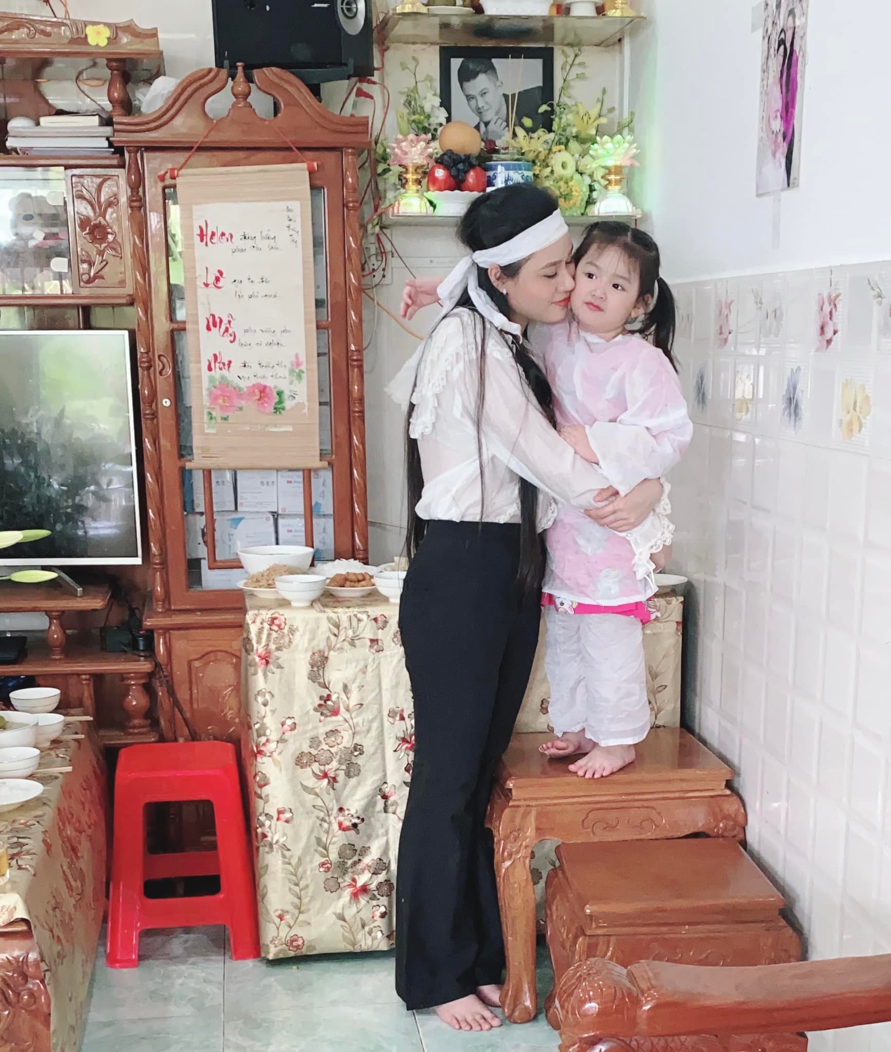 Vợ hai làm lễ giỗ đầu cho cố ca sĩ Vân Quang Long, chưa thể chấp nhận việc chồng đã ra đi Vợ hai và con gái làm lễ giỗ đầu cho Vân Quang Long