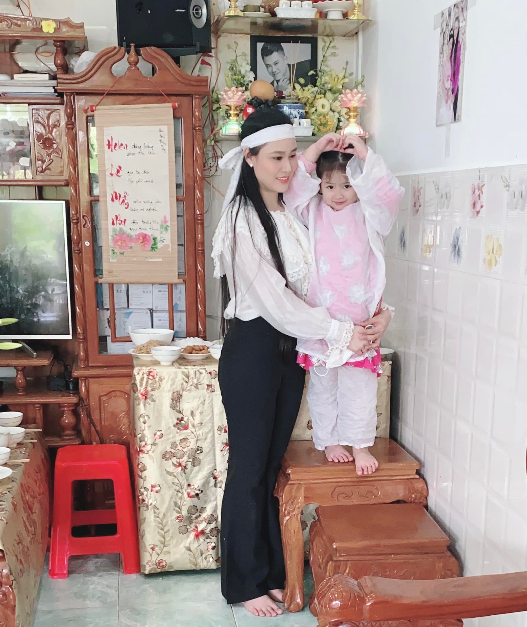 Vợ hai làm lễ giỗ đầu cho cố ca sĩ Vân Quang Long, chưa thể chấp nhận việc chồng đã ra đi Vợ hai làm lễ giỗ đầu cho cố ca sĩ Vân Quang Long, chưa thể chấp nhận việc chồng đã ra đi - ảnh 1