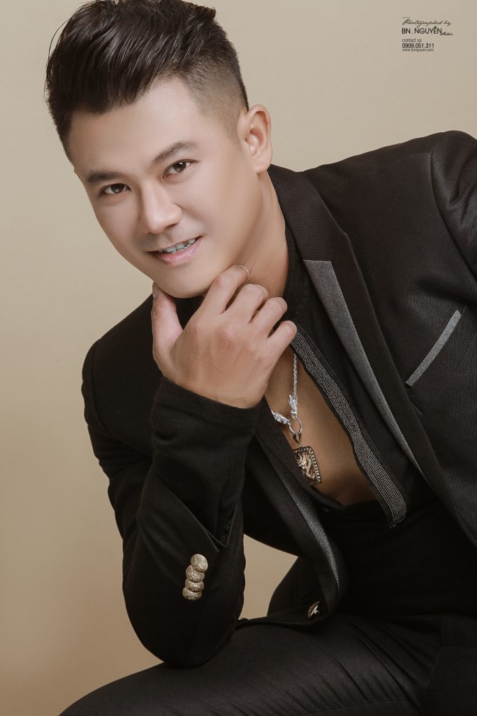 Vợ hai làm lễ giỗ đầu cho cố ca sĩ Vân Quang Long, chưa thể chấp nhận việc chồng đã ra đi Cố ca sĩ Vân Quang Long