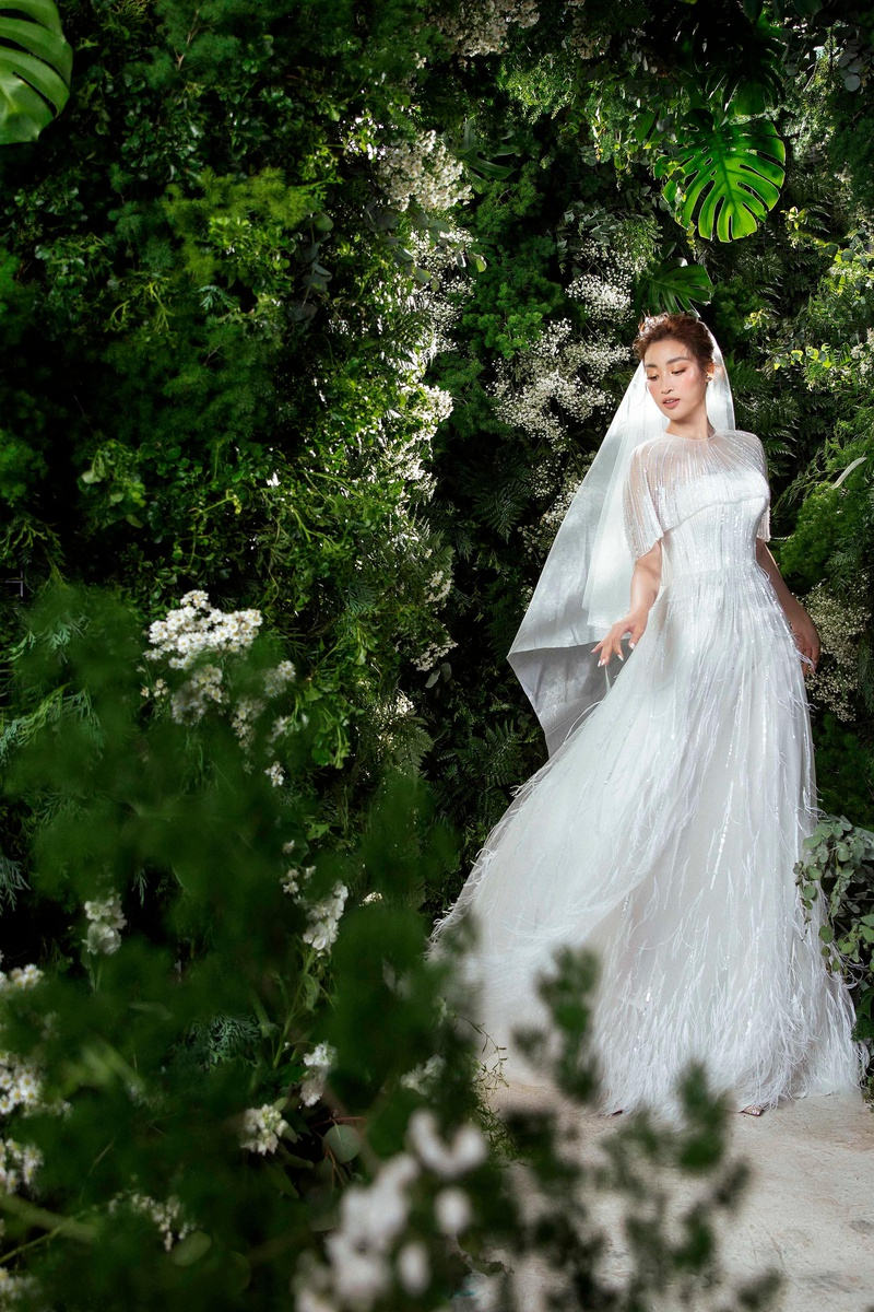 Chiếc váy Hòa Minzy diện trong bộ sưu tập 'Love' của NTK Lê Thanh Hòa