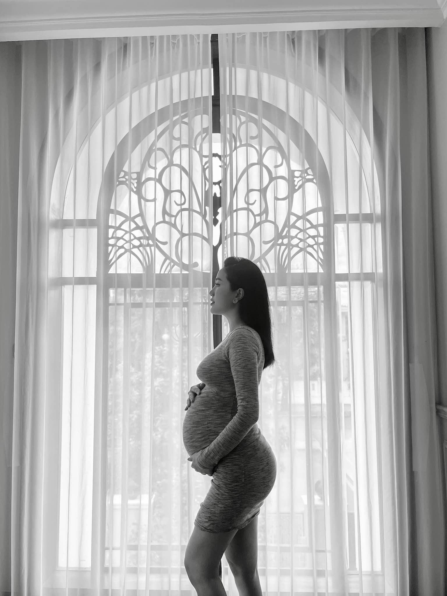 Ca sĩ Bảo Thy tung loạt ảnh ở tuần 36 thai kì, nhan sắc mẹ bầu rạng rỡ không tì vết - ảnh 1