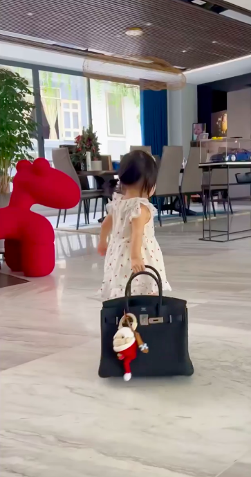 Túi Hermès cả tỷ bạc được Đàm Thu Trang cho con gái kéo chơi khắp nhà, ai nhìn cũng xót cả ruột