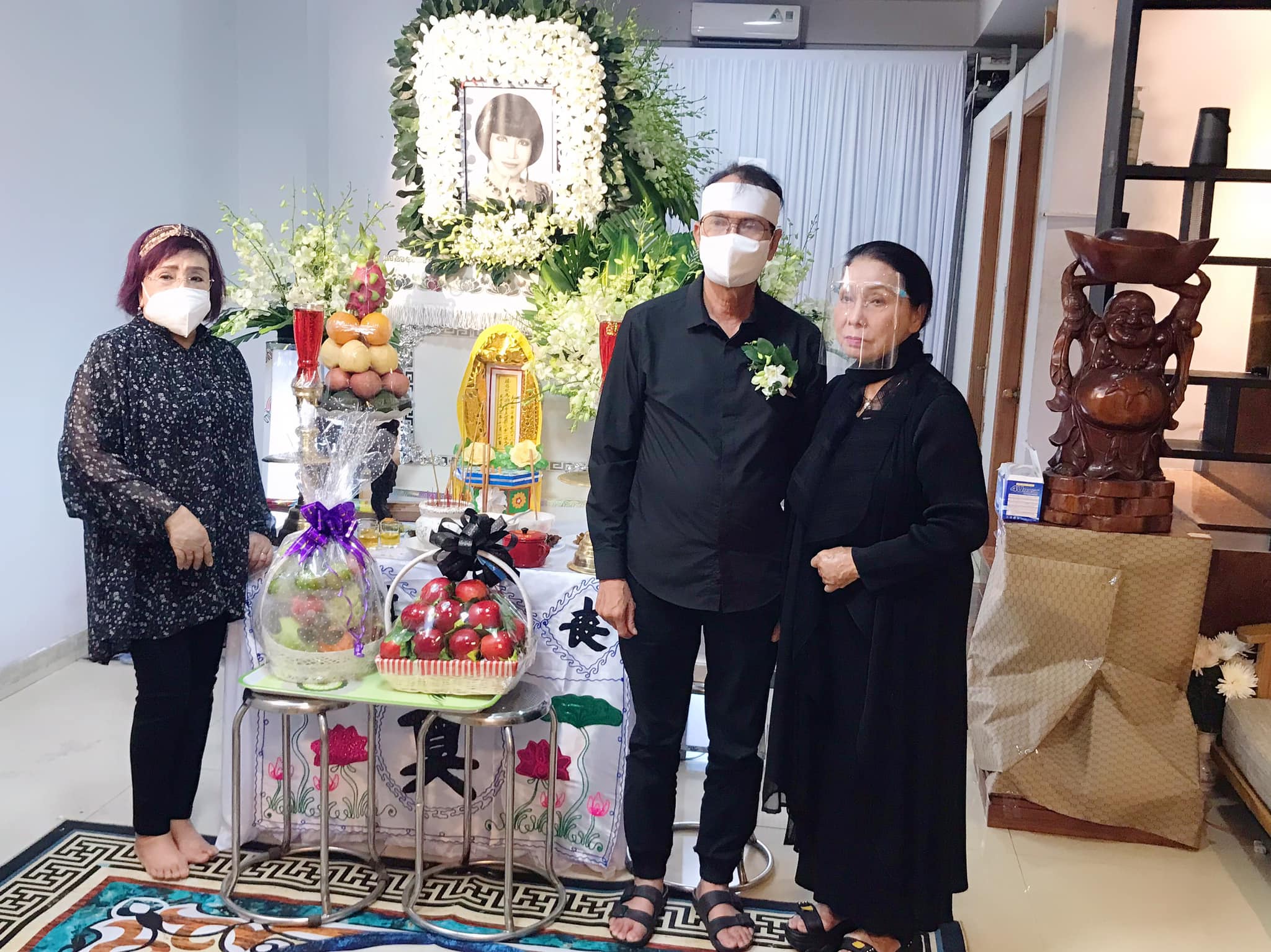 NSND Bạch Tuyết và NSND Lệ Thủy đến lễ tang của cố NSUT Thanh Kim Huệ từ sớm để đọc kinh và tiễn biệt người em thân thiết