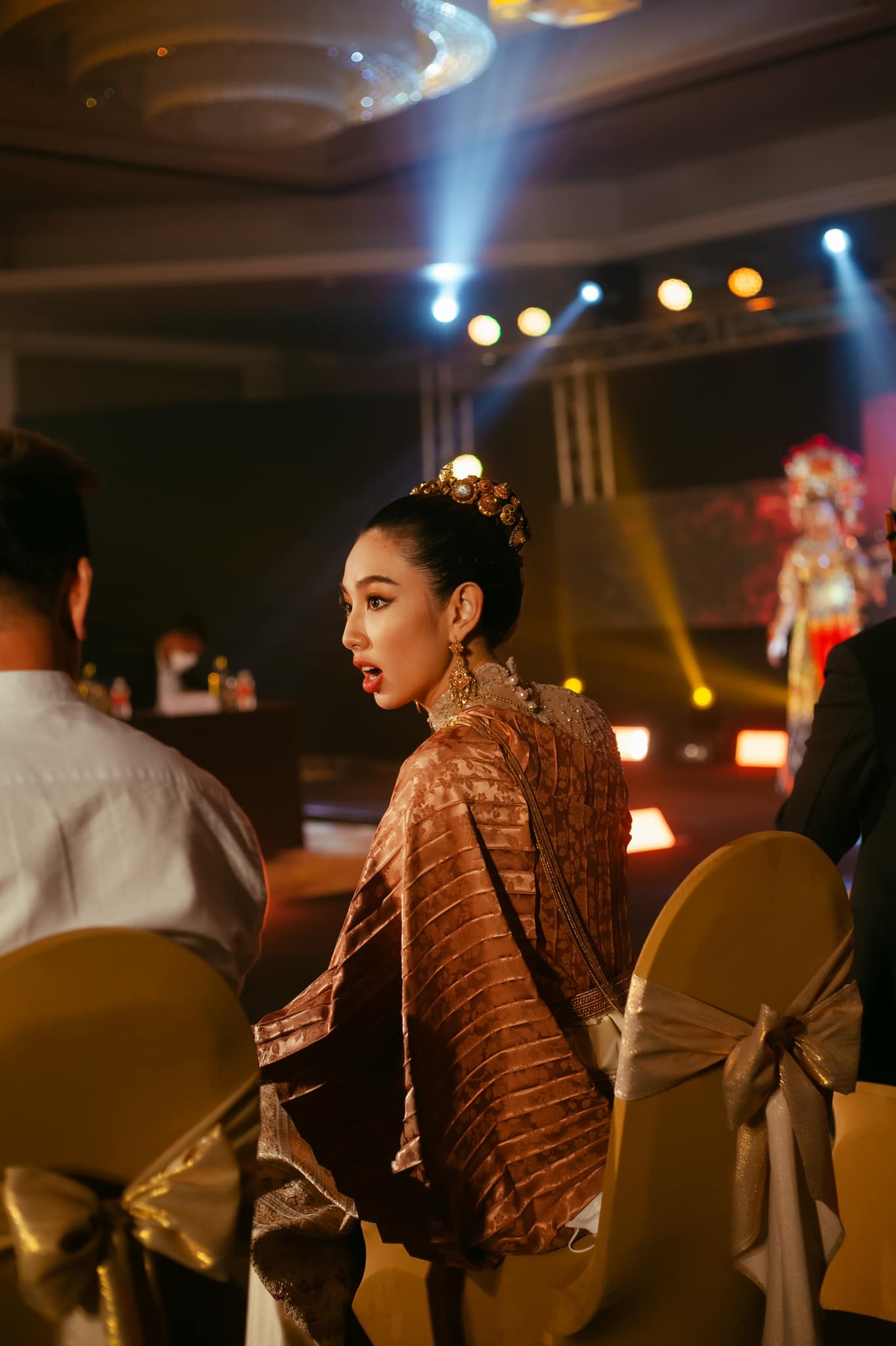 1001 biểu cảm của Nguyễn Thúc Thuỳ Tiên do fan chụp, khi ngồi ghế giám khảo cuộc thi sắc đẹp tại Thái Lan - ảnh 6