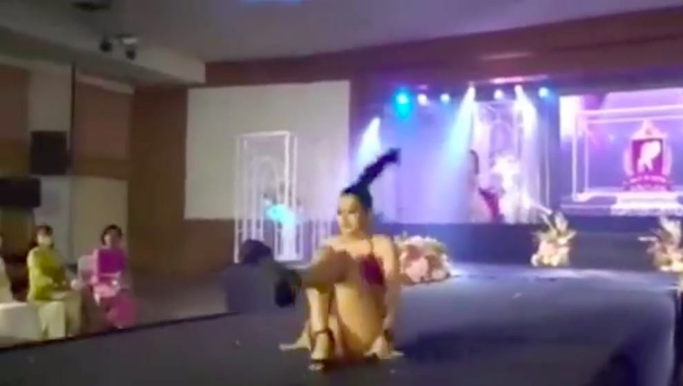 Người đẹp Miss Grand cấp tỉnh tại Thái Lan 'lộn mèo' trên sân khấu