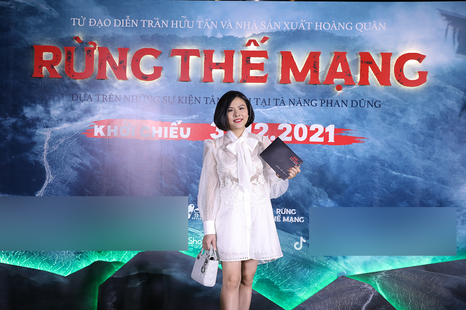Nữ diễn viên Vân Trang xuất hiện rạng rỡ trên thảm đỏ ra mắt phim 'Rừng thế mạng'. Cô vừa hạ sinh hai con sinh đôi vào tháng 10 vừa qua.