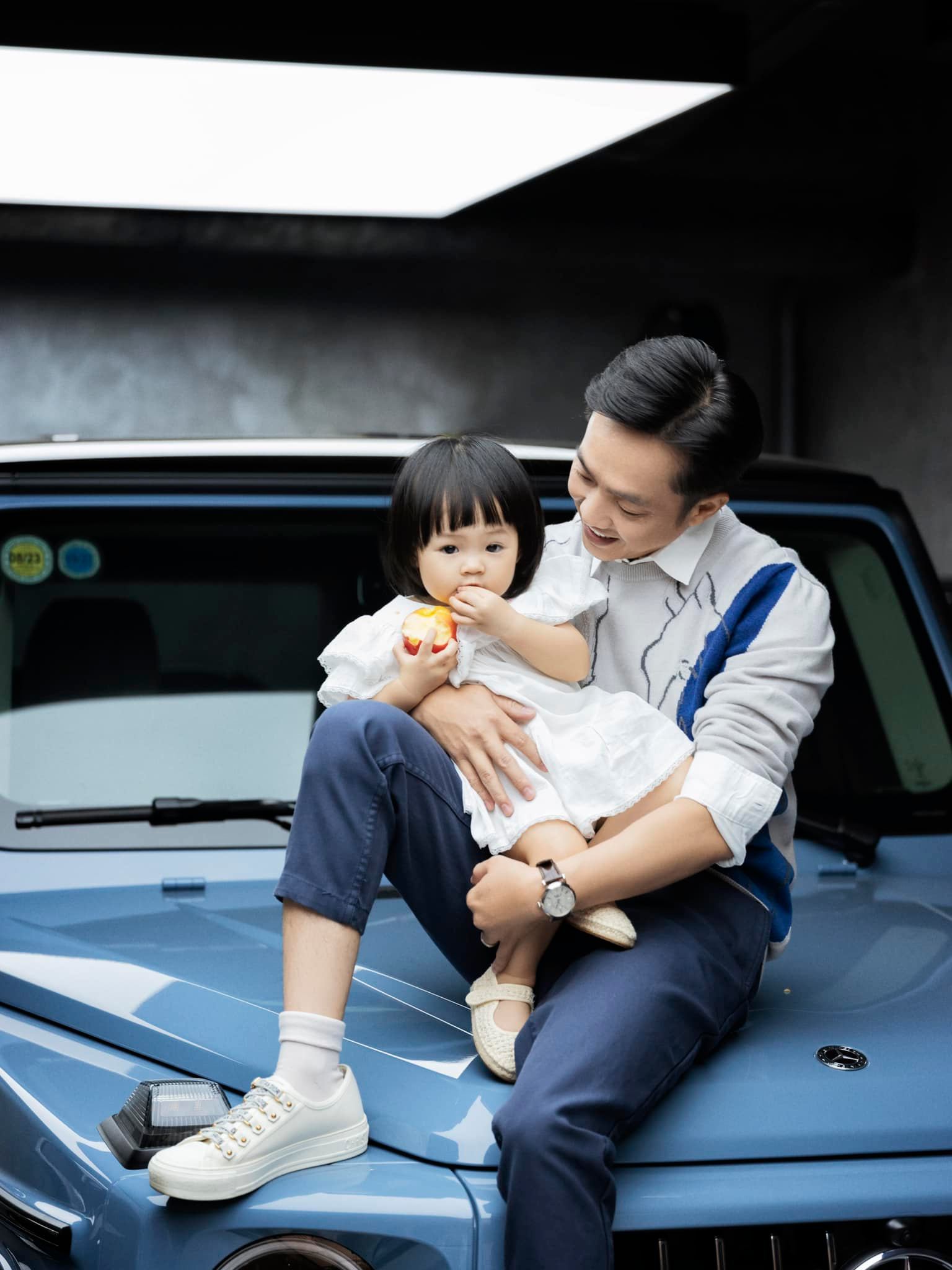 Con gái Cường Đôla và Đàm Thu Trang nô đùa bên siêu xe chỉ có duy nhất 1 chiếc tại Việt Nam Con gái Cường Đôla và Đàm Thu Trang nô đùa bên siêu xe chỉ có duy nhất 1 chiếc tại Việt Nam