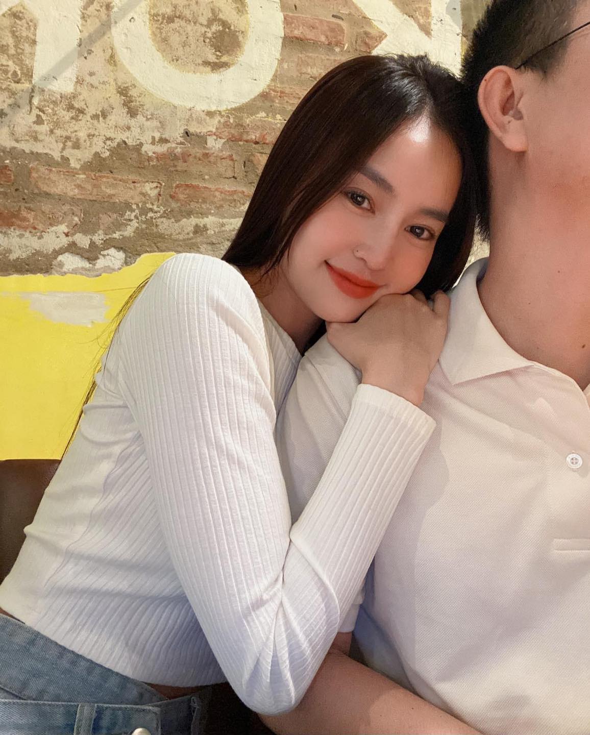 Vừa được phong đại mỹ nhân, Ninh Dương Lan Ngọc công khai ảnh kề vai bên người đàn ông lạ? Ninh Dương Lan Ngọc chia sẻ hình ảnh vai kề vai với một người đàn ông