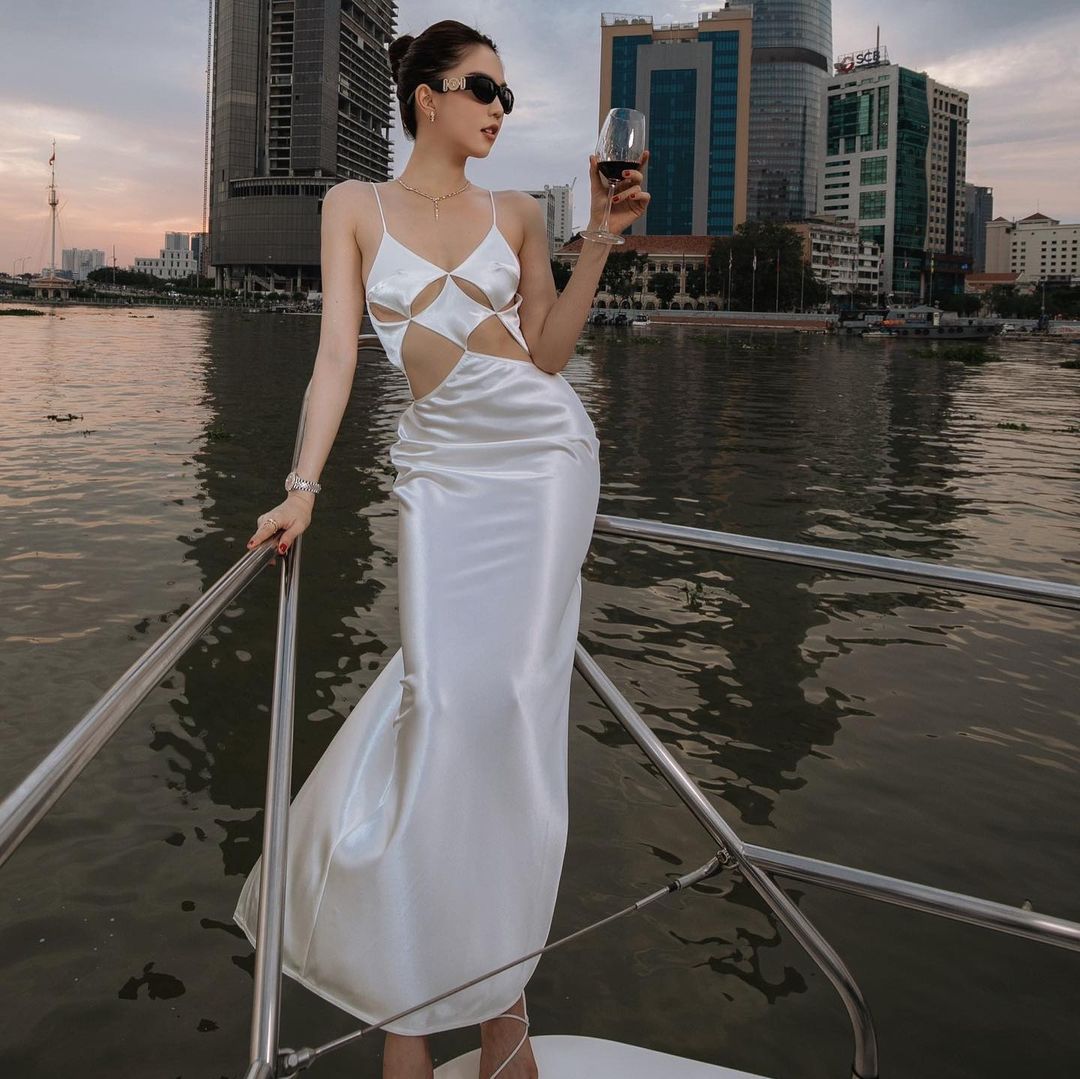 Trong một buổi tiệc trên du thuyền, Ngọc Trinh khoe vẻ sang chảnh và nóng bỏng với chiếc váy màu trắng được cắt xẻ hiểm hóc. Thiết kế này giúp 'nữ hoàng nội y' phô trương body chuẩn chỉnh nức tiếng bao lâu nay.