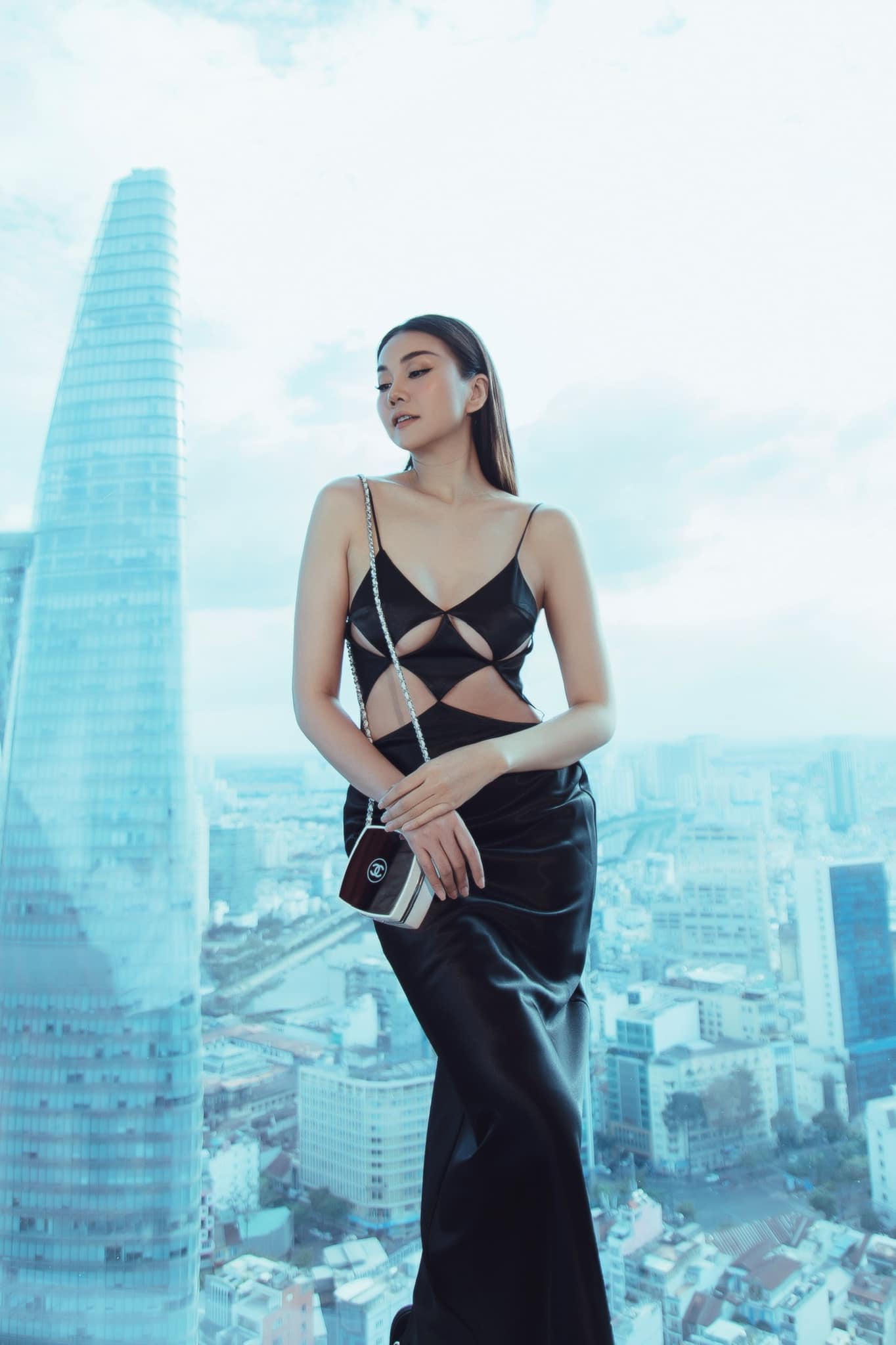 Nữ siêu mẫu khéo léo kết hợp với phụ kiện là chiếc túi Chanel đồng màu váy đầy sang chảnh. Chiếc váy này tôn hết lợi thế hình thể của Thanh Hằng với 3 vòng hoàn hảo.