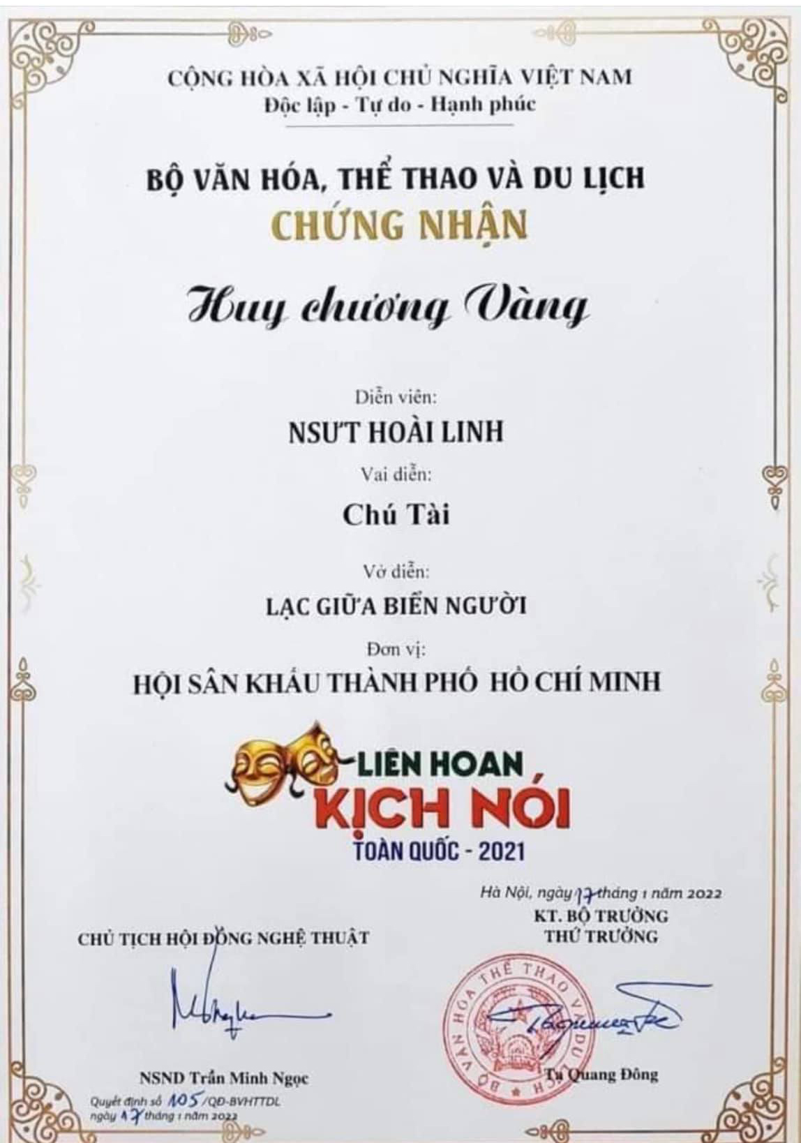 NSUT Hoài Linh nhận Huy chương vàng cho vai diễn trong vở 'Lạc giữa biển người'