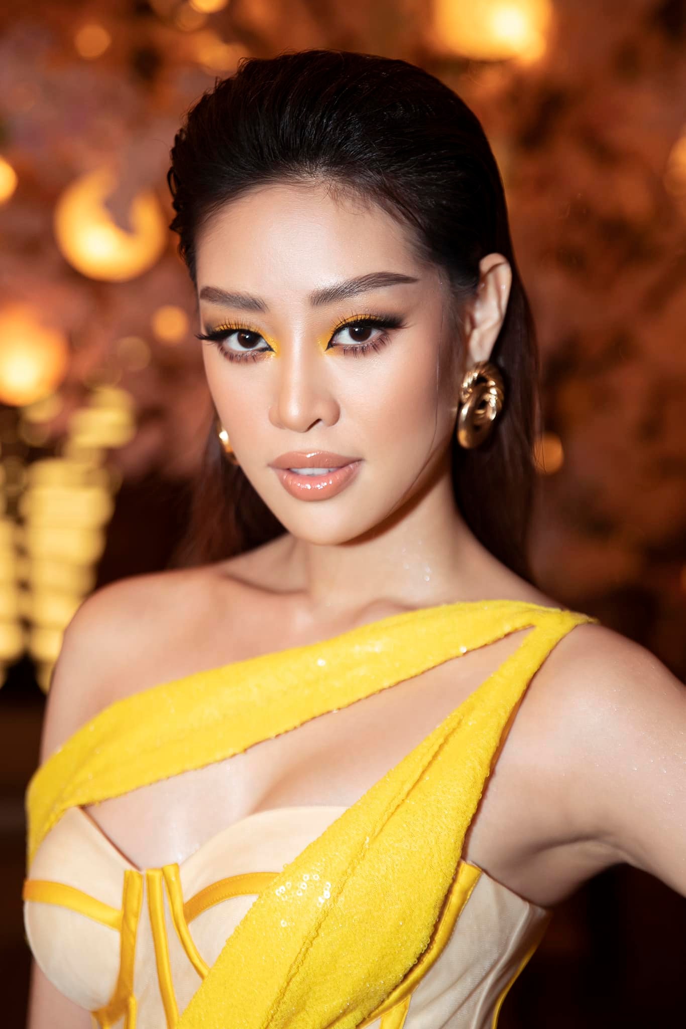 Thần thái quyến rũ và body cực hút mắt của Nguyễn Trần Khánh Vân trong sắc vàng của chiếc váy