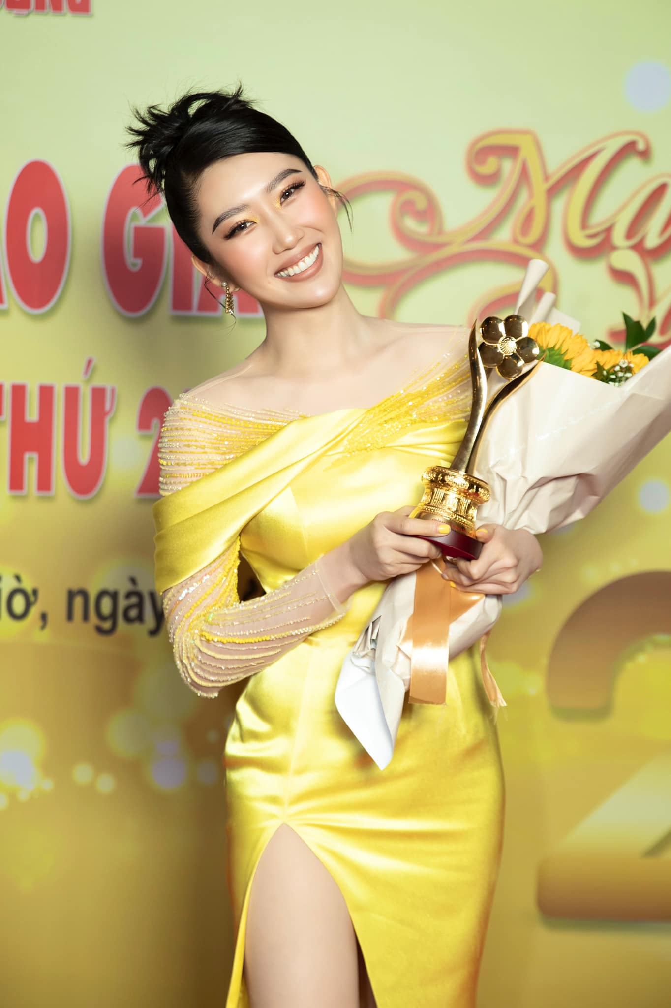 Với những vai diễn ấn tượng, Thúy Ngân nhận được giải thưởng Nữ diễn viên phim Truyền hình - Điện ảnh yêu thích nhất. Bộ phim 'Cây táo nở hoa' có sự tham gia diễn xuất chính của Thuý Ngân cũng giành giải Phim truyền hình được yêu thích nhất.
