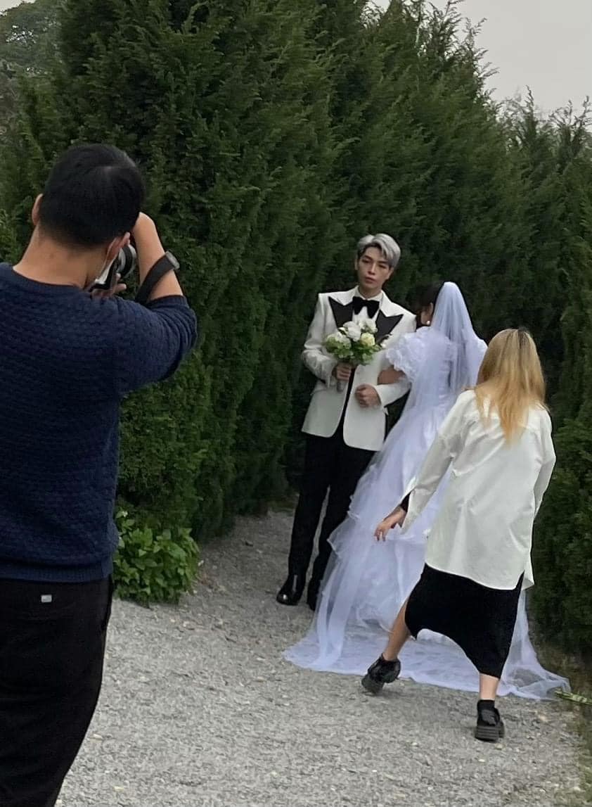 Hình ảnh được cho là Đức Phúc đang đi chụp ảnh cưới?
