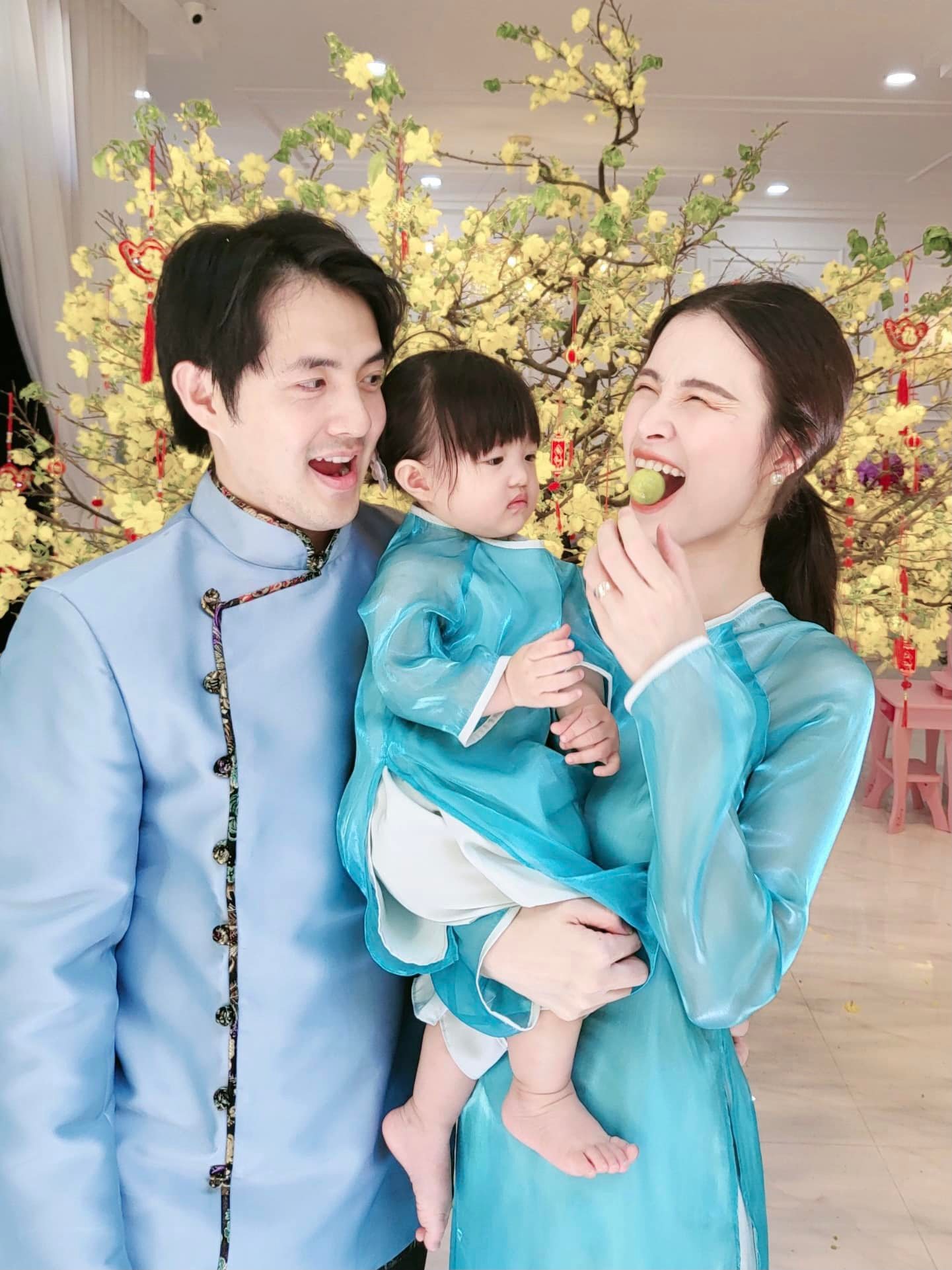 Gia đình Đông Nhi - Ông Cao Thắng hạnh phúc ngày đầu xuân trong những chiếc áo dài màu xanh pastel đầy tinh tế và sang trọng.