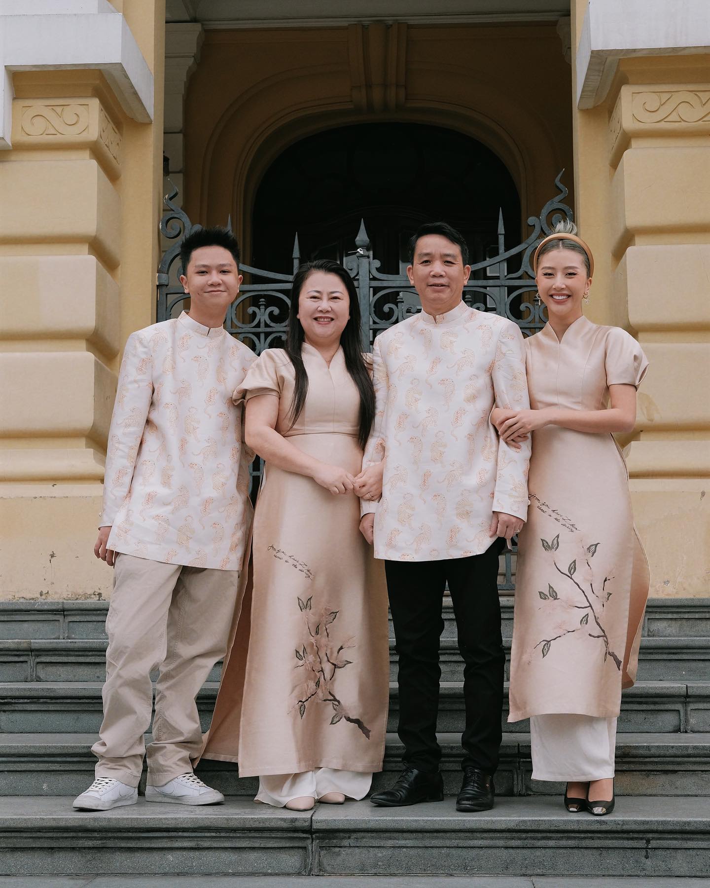 Dàn sao Việt diện áo dài ngày mùng 1 Tết Nhâm Dần 2022