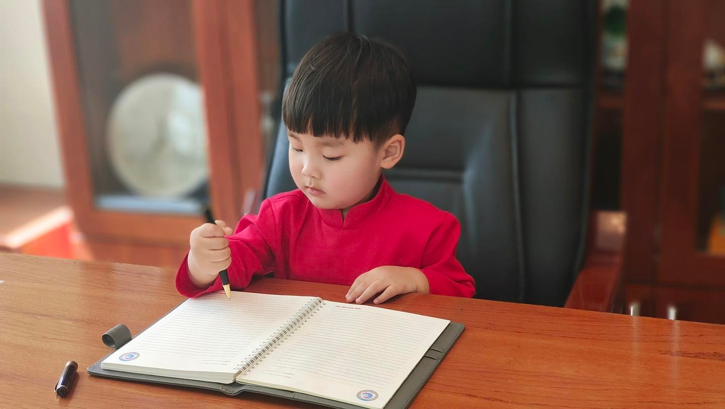 Con trai Hoà Minzy ra dáng chủ tịch, ngồi kí hợp đồng sổ sách cực đáng yêu