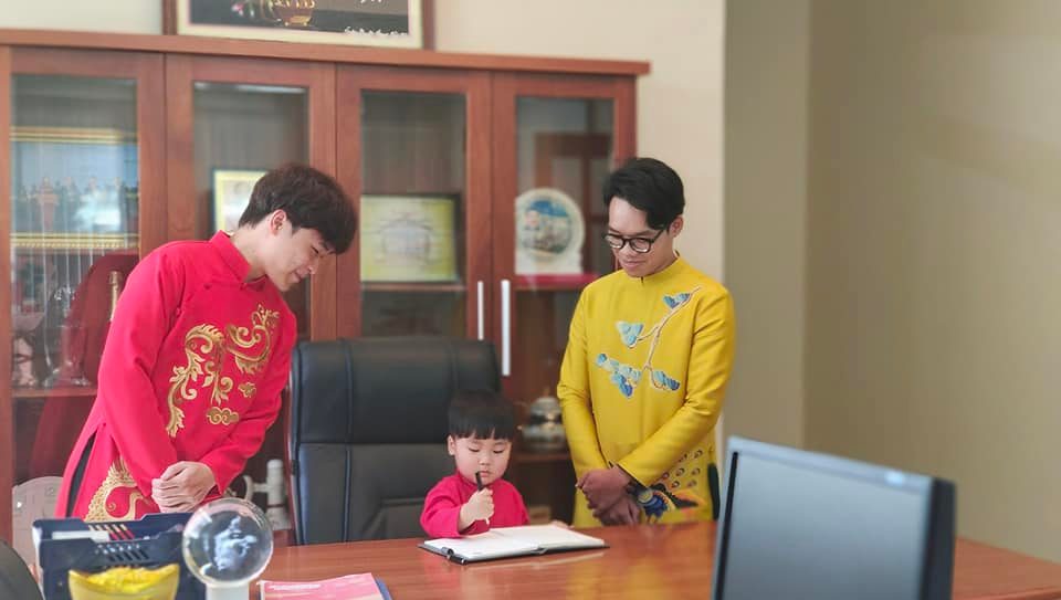 Con trai Hoà Minzy ra dáng chủ tịch, ngồi kí hợp đồng sổ sách cực đáng yêu