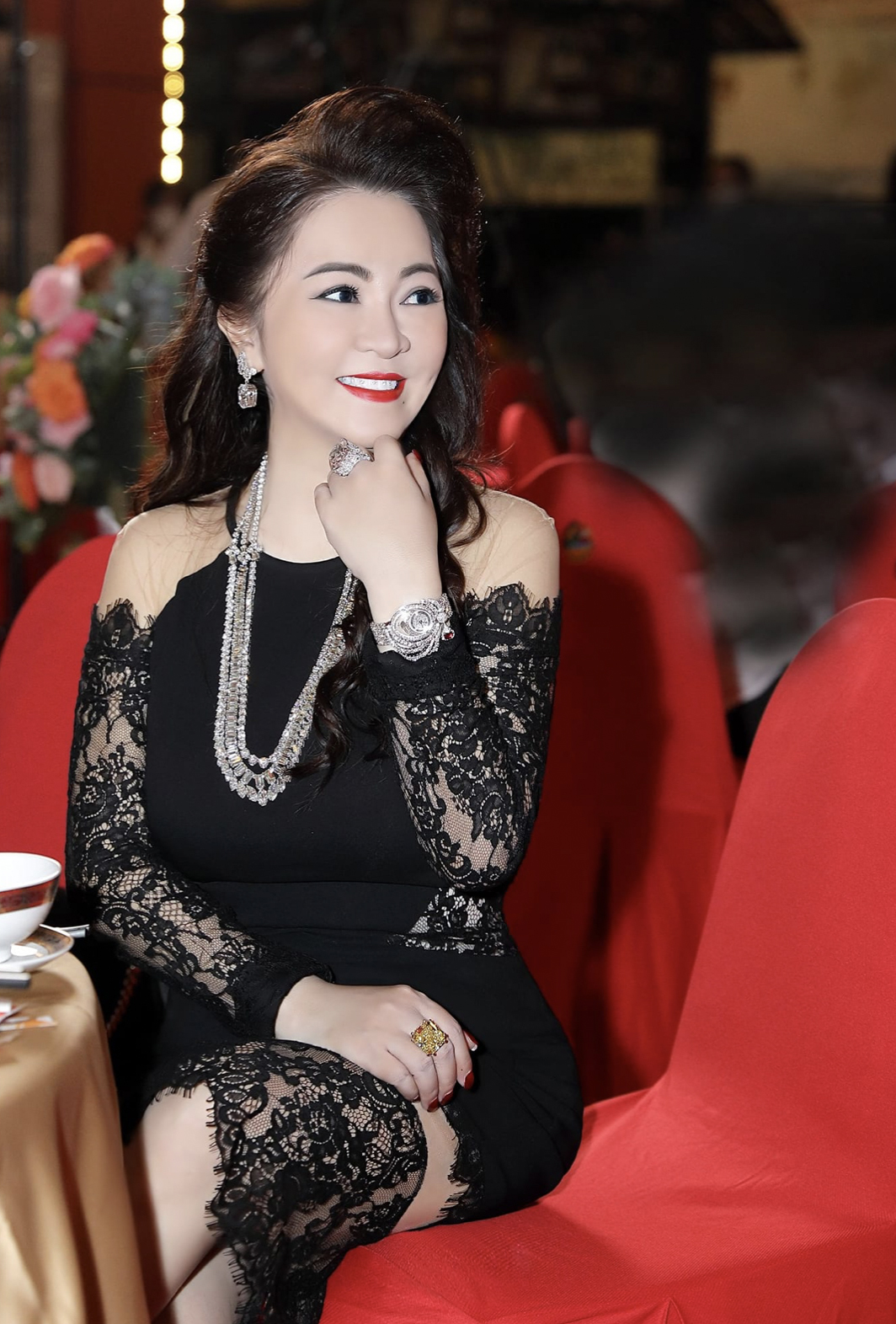 Trang Trần lại cà khịa CEO Phương Hằng dịp đầu năm, tiết lộ bà chủ Đại Nam bị cấm xuất cảnh?