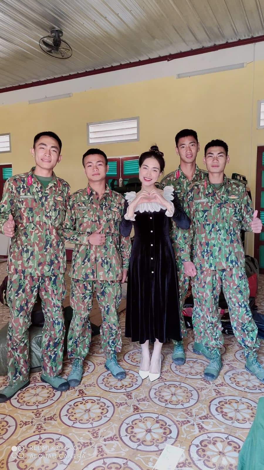 Hình ảnh hiếm của Hoà Minzy khi tham gia Sao nhập ngũ, đứng giữa dàn quân nhân điển trai