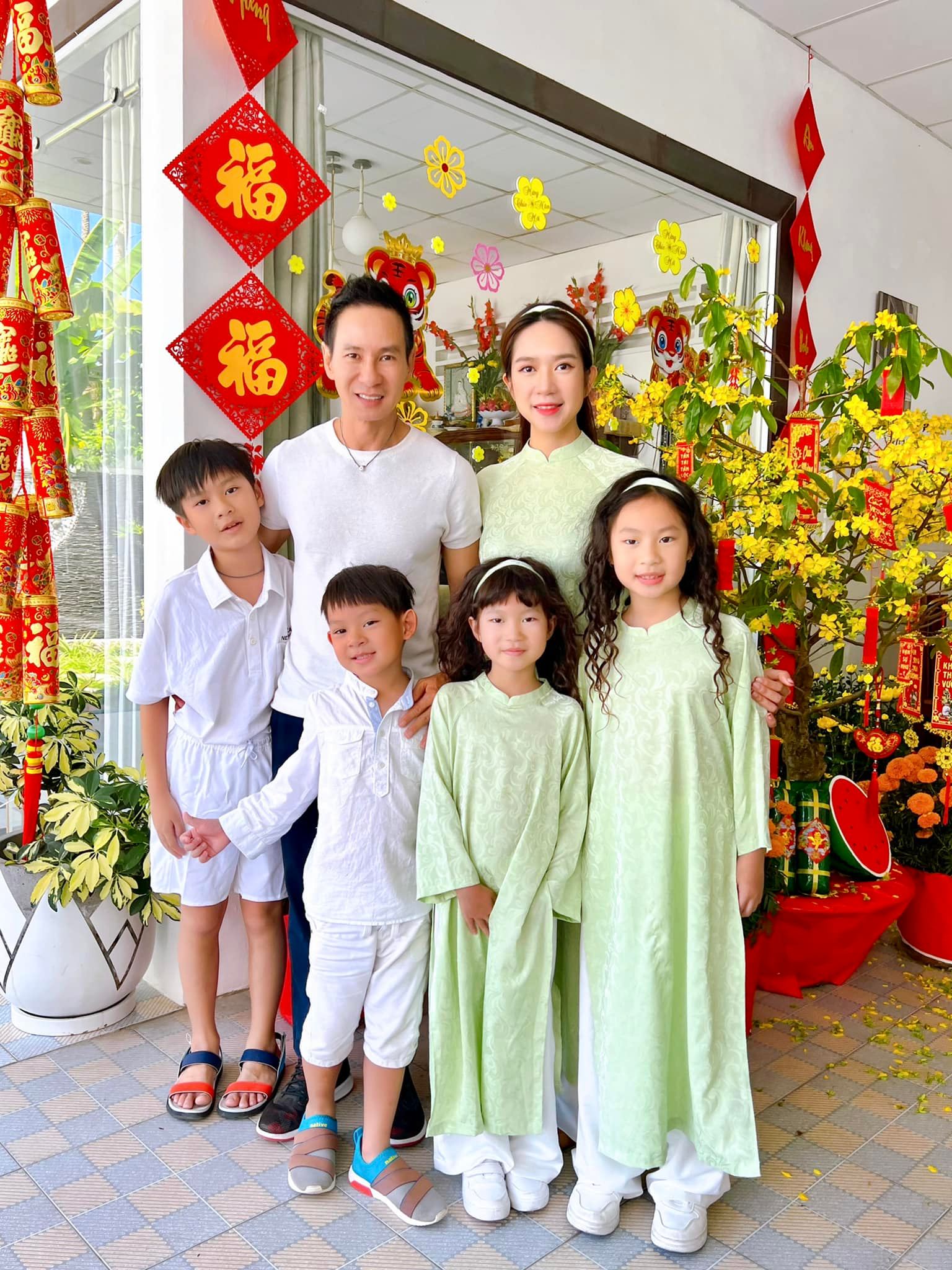Gia đình hạnh phúc viên mãn của Lý Hải và Minh Hà bên các con