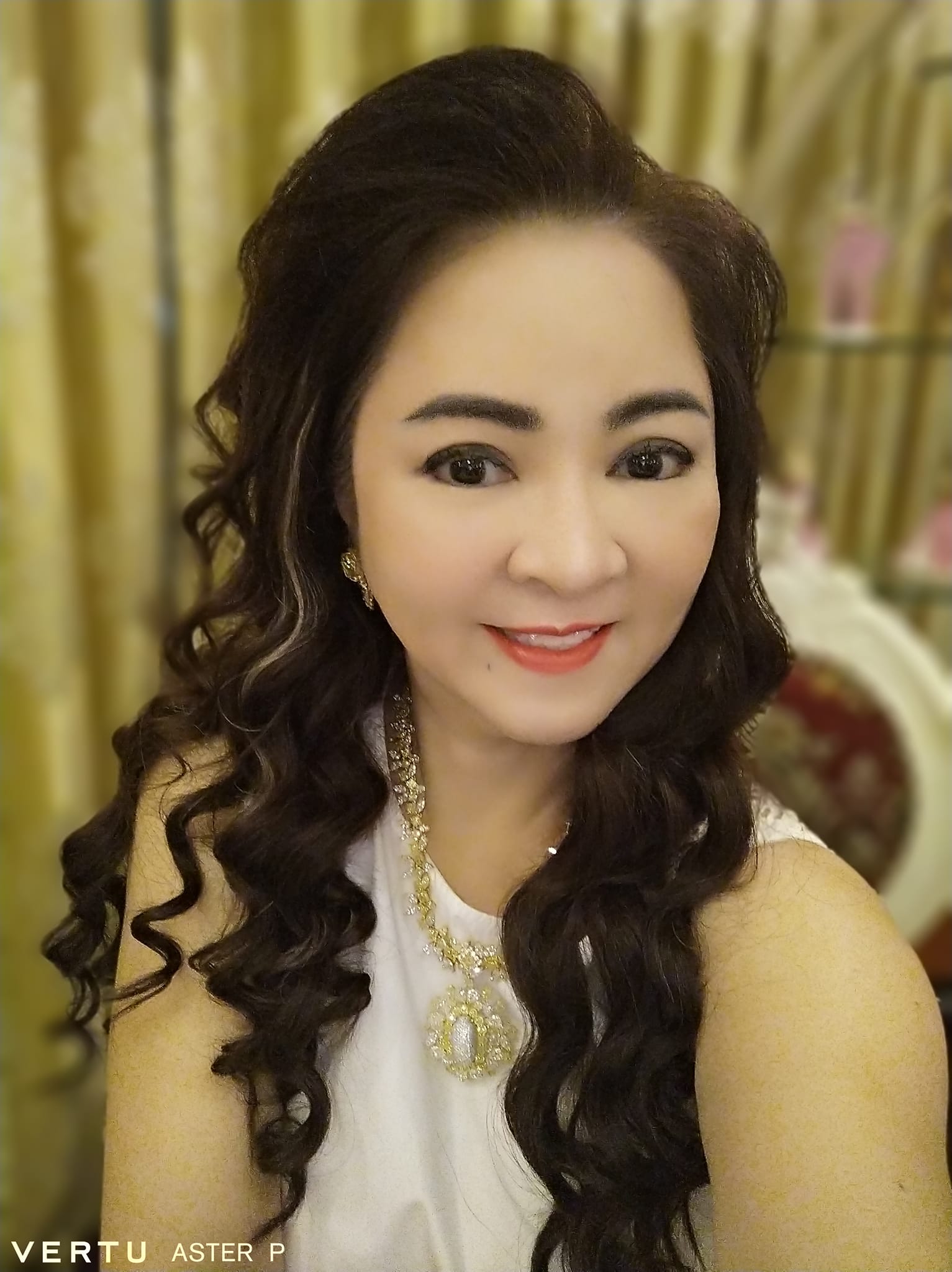 Giữa lúc bị bà Phương Hẳng réo tên, MC Trấn Thành không quan tâm, cùng bà xã Hari Won đi ăn Giữa lúc bị bà Phương Hẳng réo tên, MC Trấn Thành không quan tâm, cùng bà xã Hari Won đi ăn
