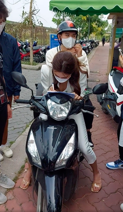 Nguyễn Thúc Thuỳ Tiên được bắt gặp đèo trợ lý đi làm bằng xe máy, vừa ngồi trên xe vừa kí tặng fan - ảnh 1