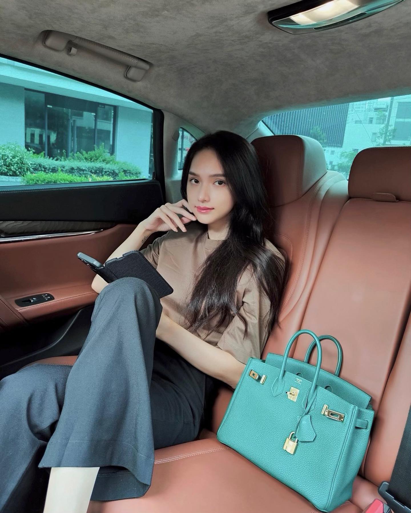 Hương Giang mạnh tay tự chi hơn 700 triệu để mua túi Hermès cực hiếm
