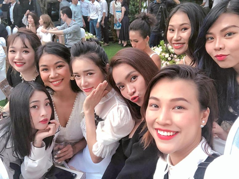 Hai bà thông gia Hoàng Oanh và Nhã Phương hội ngộ, nhan sắc mẹ bỉm tuổi 32 cực mặn mà Hội bạn thân với nhiều gương mặt xinh đẹp của Vbiz