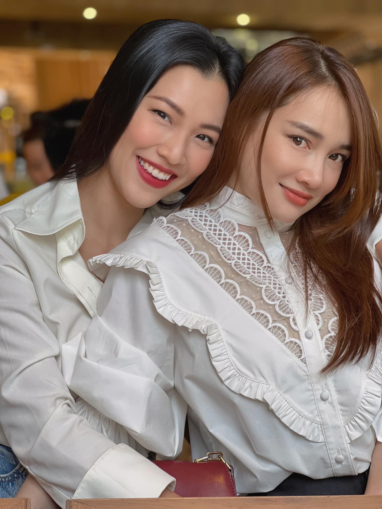 Hai bà thông gia Hoàng Oanh và Nhã Phương hội ngộ, nhan sắc mẹ bỉm tuổi 32 cực mặn mà Nhã Phương và Hoàng Oanh khoe nhan sắc xinh đẹp rạng rỡ trong một khung hình