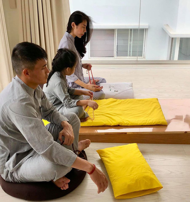 Ca sĩ Thuỷ Tiên cùng ông xã Công Vinh hành hương về đất Phật, an yên sau những ồn ào Gia đình Công Vinh Thuỷ Tiên tụng kinh niệm Phakat